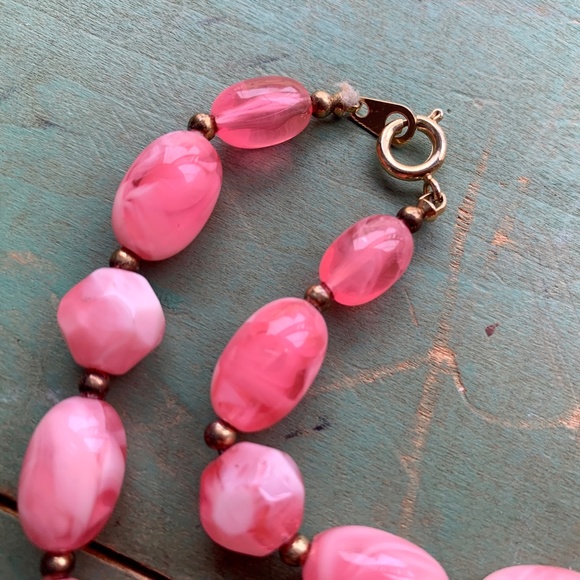 💖 Mid-Century Bubble Gum Pink Swirl Lucite Necklace - Pink 60s Lucite Necklace - Picture 5 of 9